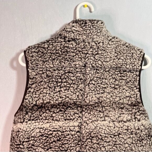 Thread & Supply Fluffy, Sleeveless Vest with Pockets - Picture 12 of 16